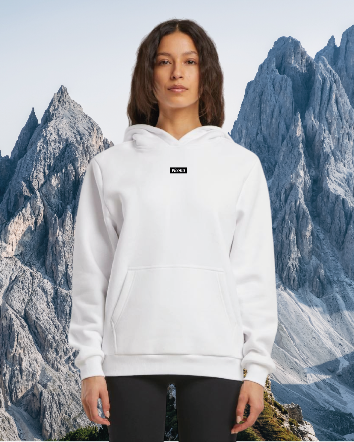 Frau mit weißem Vicona Pullover in den Bergen von Österreich