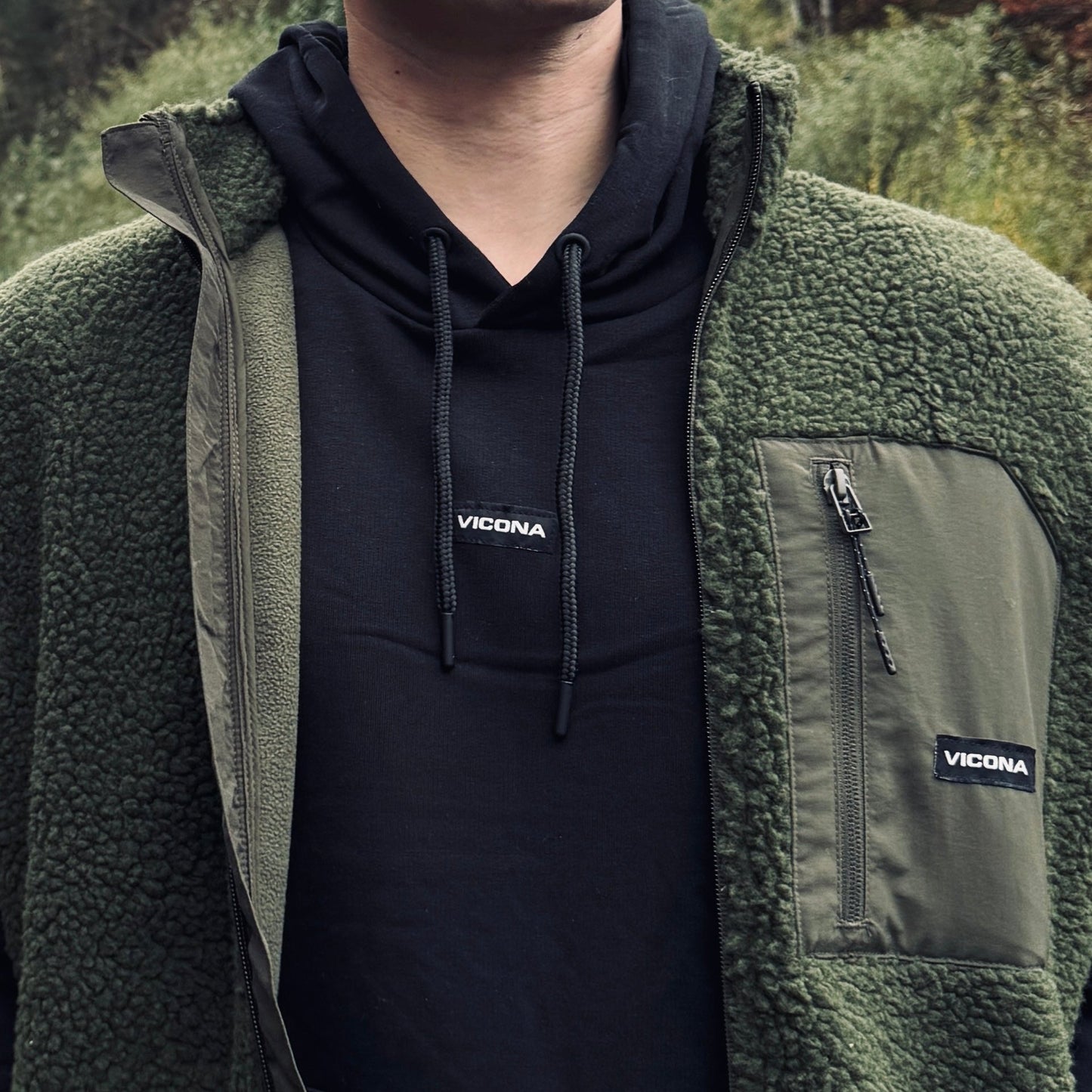 Weste, Fleece Weste, Sherpa Fleece, Vicona, Sportswear, recycled, Polyester, GRS, recycelte Materialien, innovative Materialien, nachhaltige Textilien, Westen, Weste, Sportwesten, Sportvest, Vest, Outdoor Equipment, Outdoor Sportswear, sustainable Sportswear, natürliche Mode, grüne Mode, aus Österreich, from Austria, from the Alps, aus den Alpen, natürliche Sportkleidung, natürliche Sportbekleidung, Sportkleidung, Wandern, Laufen, Running, Hiking, Skiing, Skitour, Winterbekleidung, warme Bekleidung