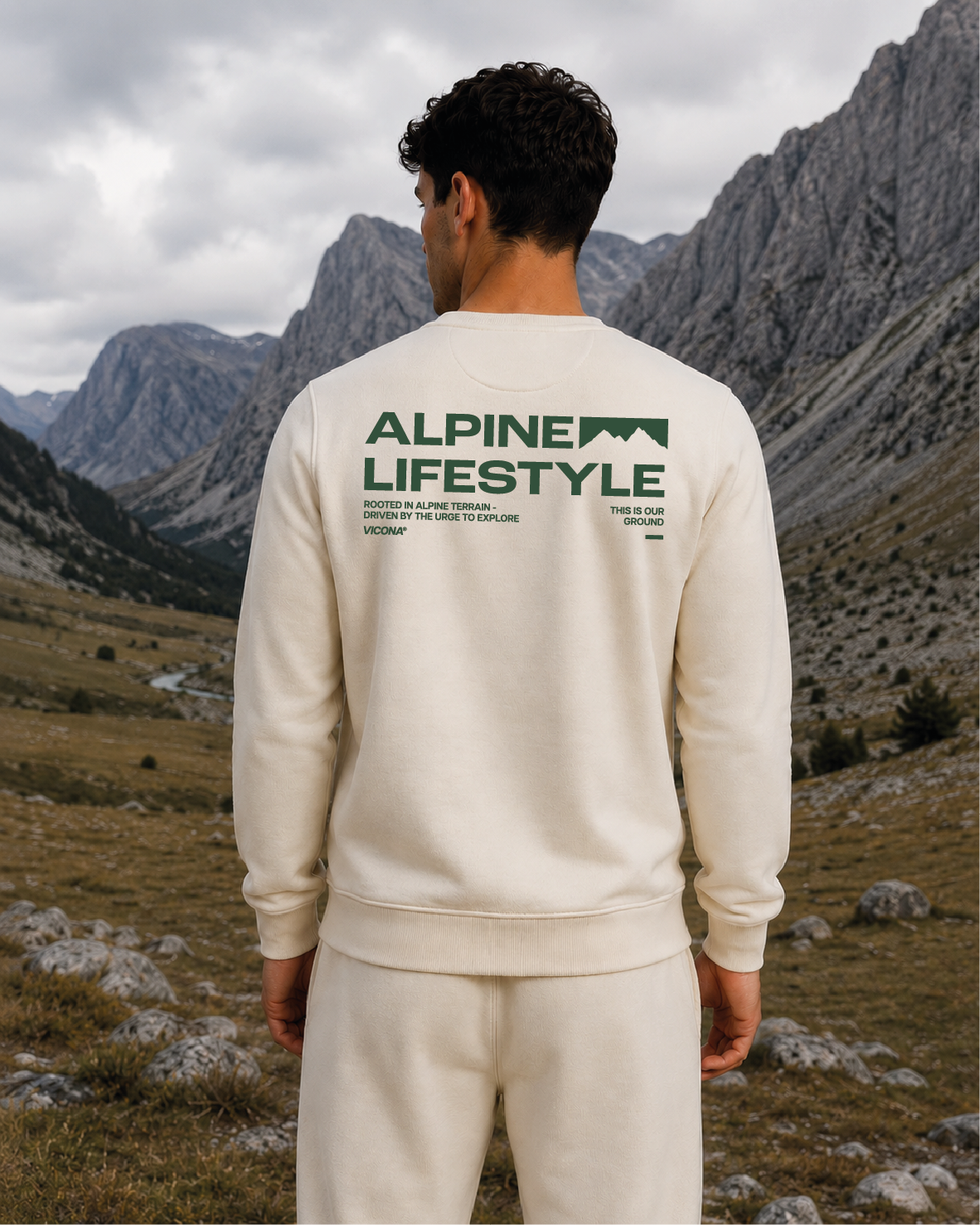 Männliches Model trägt den alpine Lifestyle Sweater in den Bergen.