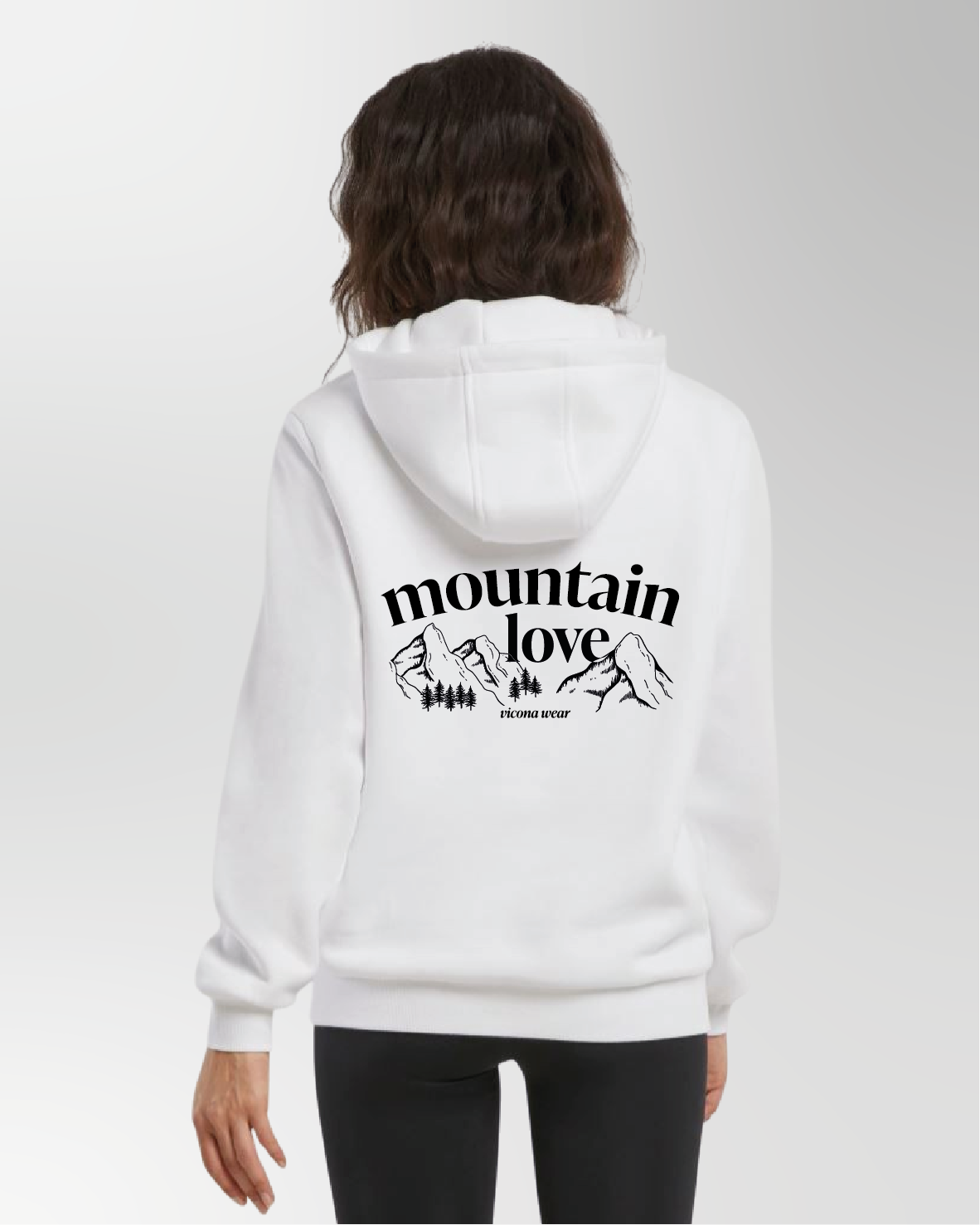 Dame trägt Hoodie oder Pullover in weiß mit Bergmotiv am Rücken.
