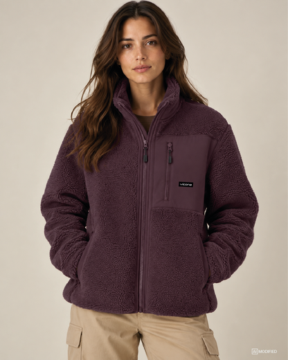 Model in roter Fleecjacke von Vicona Wear