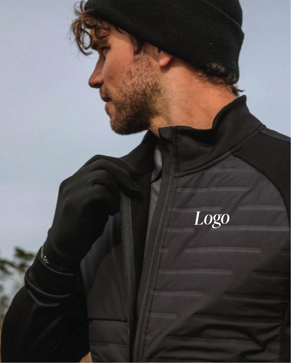 Mann mit Jacke und aufgedrucktem Logo