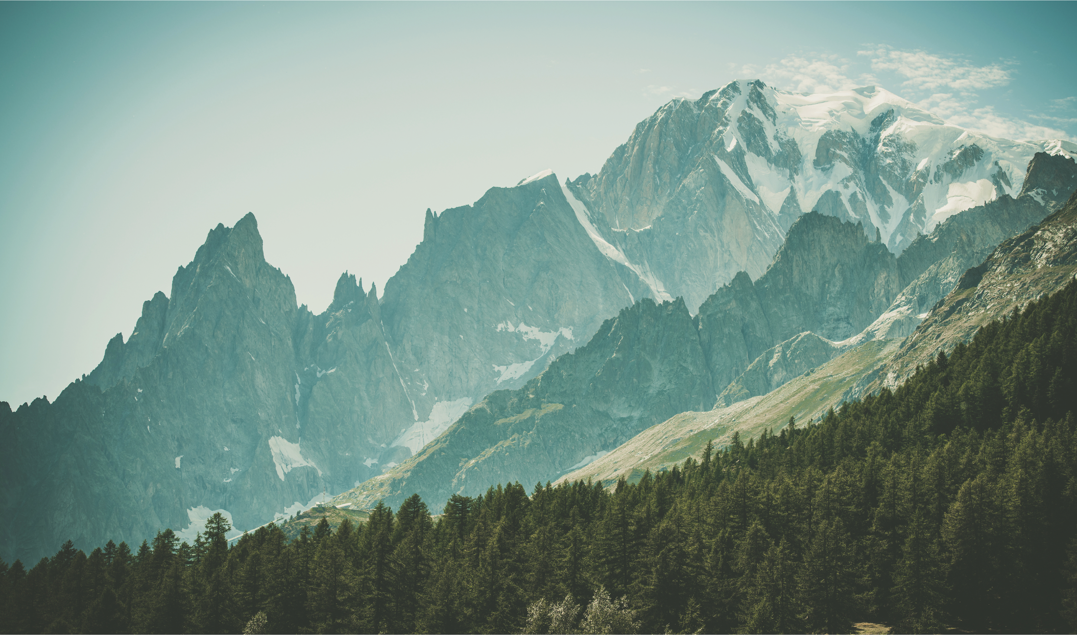 Berge in den österreichischen Alpen. Gletscher, Wälder und steile Felshänge.