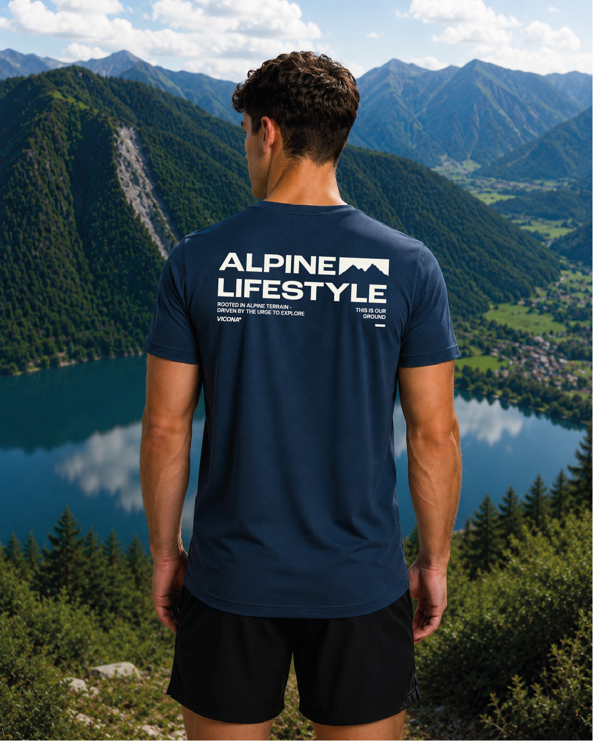 Bergsteiger mit blauem Shirt und Backprint auf einem Gipfel