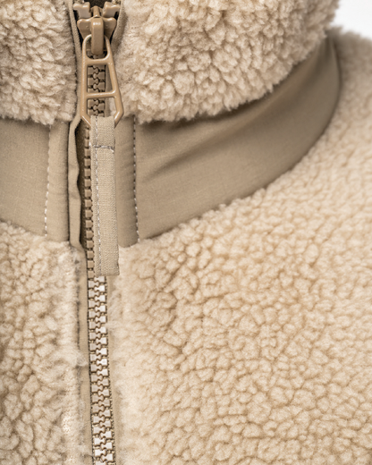 Sherpa Fleecejacke in sand von Vicona. Nahaufnahme