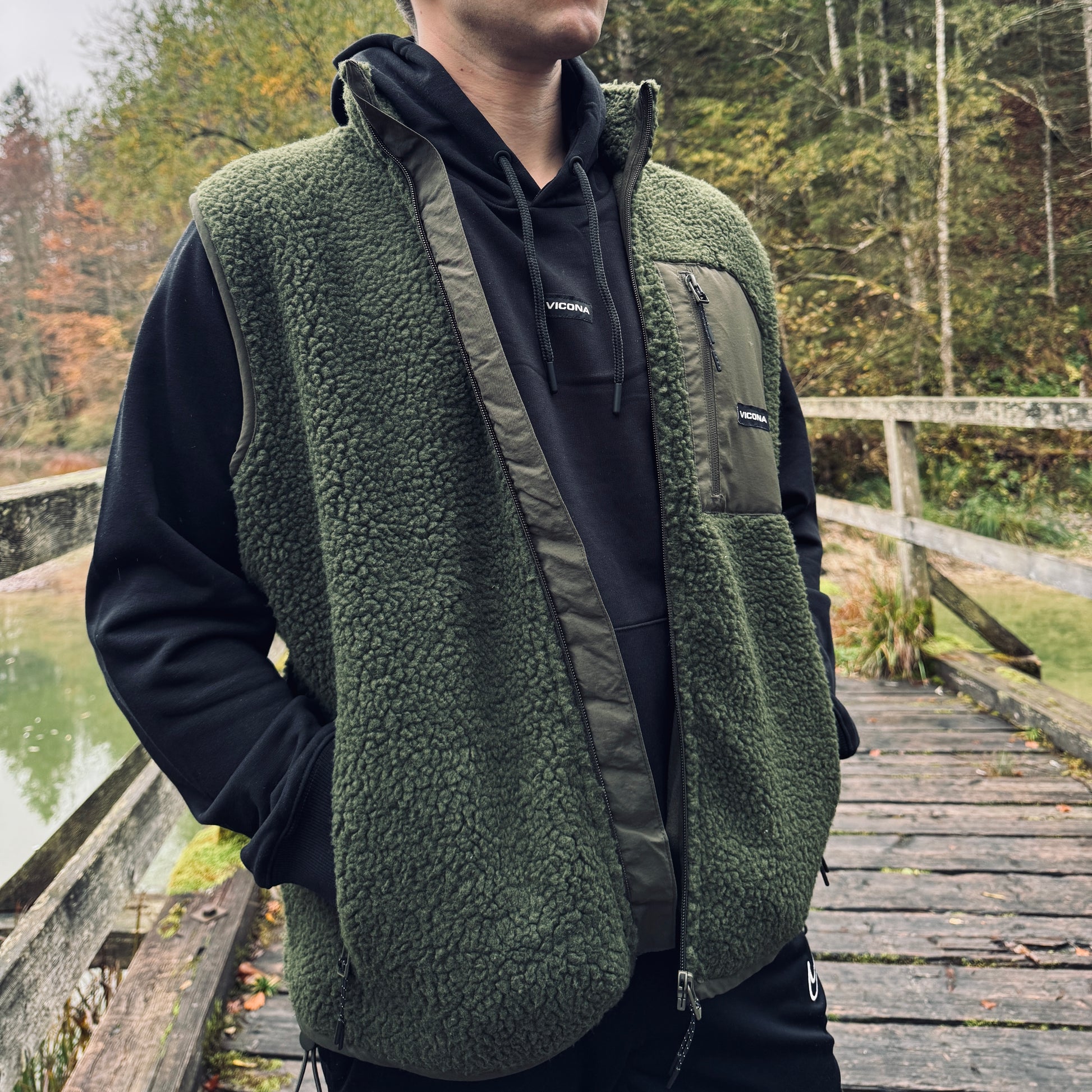 Weste, Fleece Weste, Sherpa Fleece, Vicona, Sportswear, recycled, Polyester, GRS, recycelte Materialien, innovative Materialien, nachhaltige Textilien, Westen, Weste, Sportwesten, Sportvest, Vest, Outdoor Equipment, Outdoor Sportswear, sustainable Sportswear, natürliche Mode, grüne Mode, aus Österreich, from Austria, from the Alps, aus den Alpen, natürliche Sportkleidung, natürliche Sportbekleidung, Sportkleidung, Wandern, Laufen, Running, Hiking, Skiing, Skitour, Winterbekleidung, warme Bekleidung