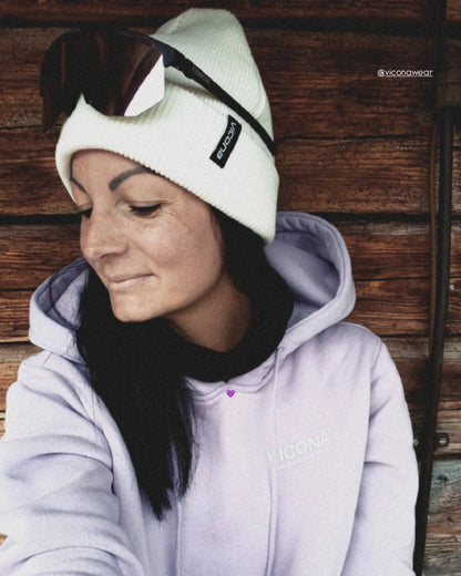 Damen mit Mütze und Hoodie