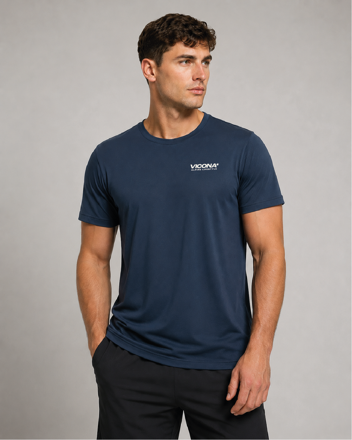 Männliches Model in einem Vicona Sporthirt in blau
