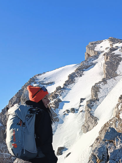 Bergsteigerin auf Schneebedcktem Berg
