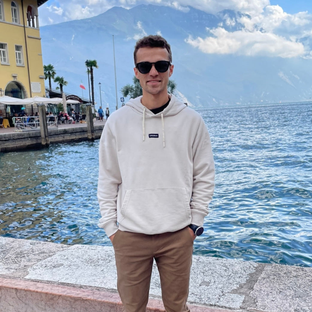 Vicona Rocca Hoodie in Beige getragen beim Outdoor-Einsatz, gemütlicher Begleiter für Sport und Freizeit.