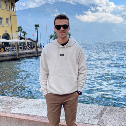 Vicona Rocca Hoodie in Beige getragen beim Outdoor-Einsatz, gemütlicher Begleiter für Sport und Freizeit.