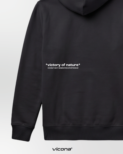 Nahaufnahme der schwarzen, Baumwoll-Struktur des Vicona Rocca Hoodies, hinterseite
